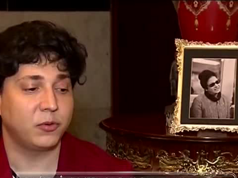 اضغط لمشاهدة الفيديو: سعودي يهوى جمع مقتنيات وصور الفنانة الكبيرة أم كلثوم